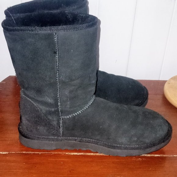 UGG Australia Classic Boots - Picture 1 of 4